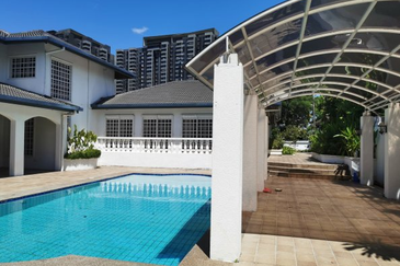 Taman U Thant bungalow with garden and pool