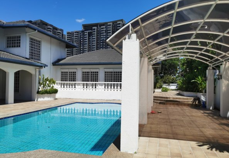 Taman U Thant bungalow with garden and pool