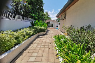 Taman U Thant bungalow with garden and pool