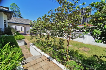 Taman U Thant bungalow with garden and pool