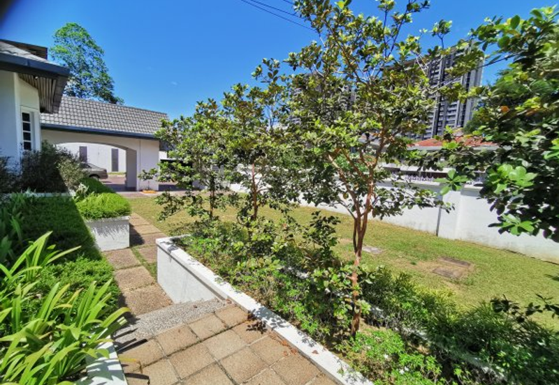 Taman U Thant bungalow with garden and pool