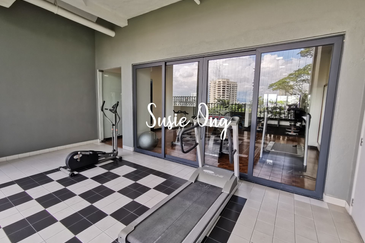 Merak Kayangan Court