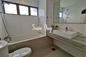 Merak Kayangan Court