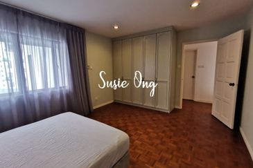 Merak Kayangan Court