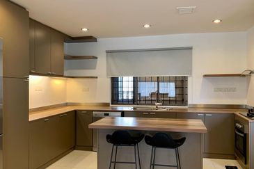 Merak Kayangan Court