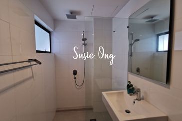 Merak Kayangan Court