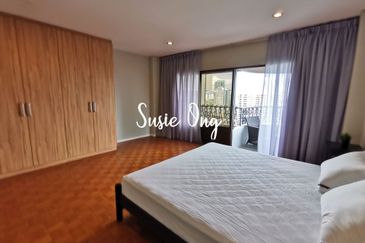 Merak Kayangan Court