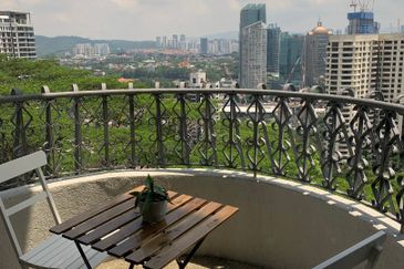 Merak Kayangan Court