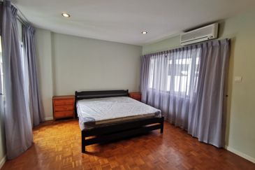 Merak Kayangan Court