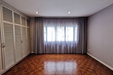 Merak Kayangan Court