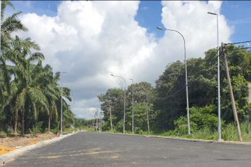 Freehold Agri Land in Ind Zoning Ijok For Sale!