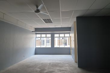 Shoplot Facing Road Freehold 3Storey For Sale