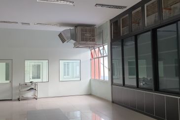 Nilai 4.47acres land Warehouse Freehold  For Sale!