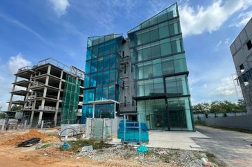 Semi D Factory at Glenmarie Freehold For Sale