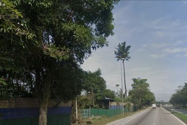 Freehold Warehouse with 5acres Industrial land for sale!