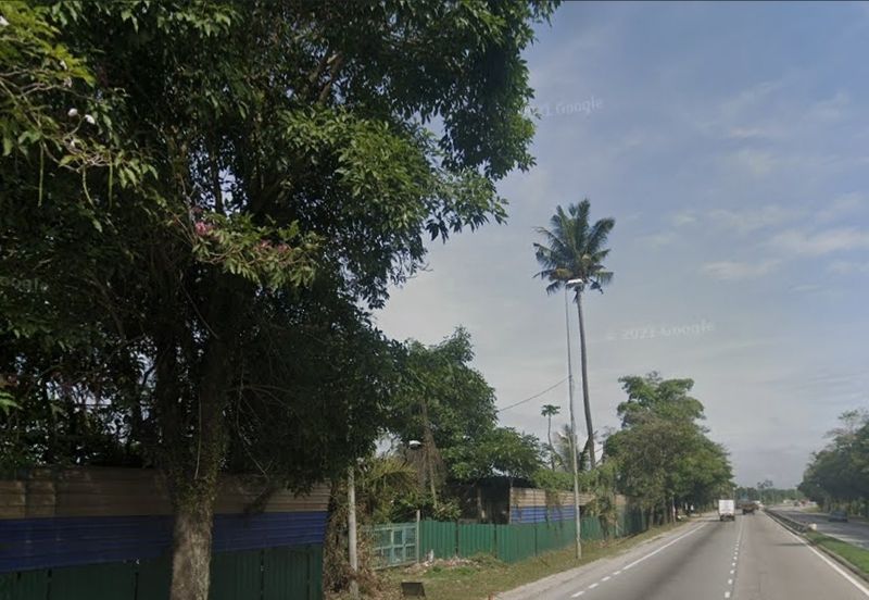 Freehold Warehouse with 5acres Industrial land for sale!