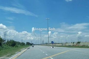 Freehold Warehouse with 5acres Industrial land for sale!