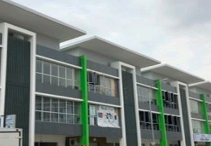 shop at Bandar Puteri Bangi freehold 3storey Fully tenanted For Sale!