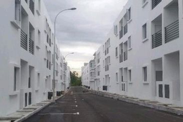 Bandar Puteri Bangi freehold 2units shoplots side by side Fully tenanted For Sale!