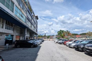move in condition Commercial Corporate Enblock office building near mrt3 at Bandar Sri damansara for sale