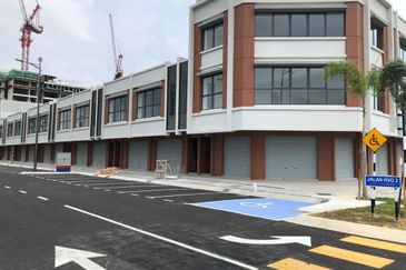 Corner shop at puchong freehold Corner shop with tenancy at Sepang Brand New For Sale!