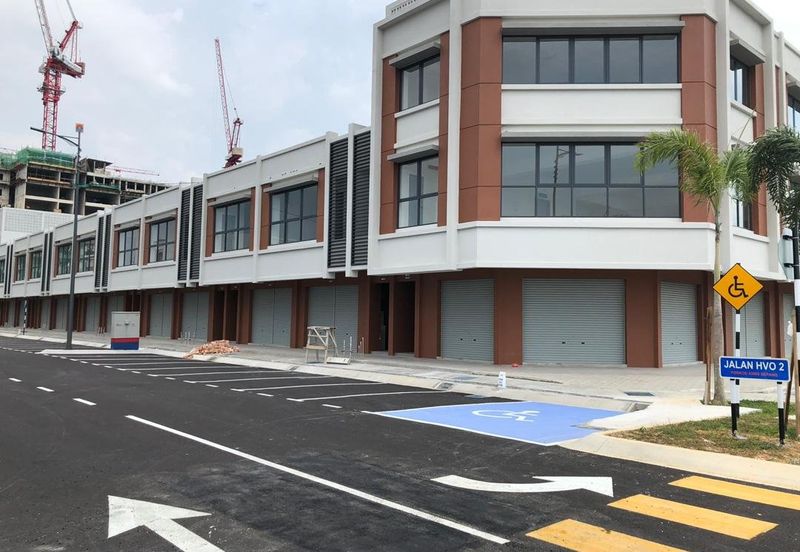 Corner shop at puchong freehold Corner shop with tenancy at Sepang Brand New For Sale!