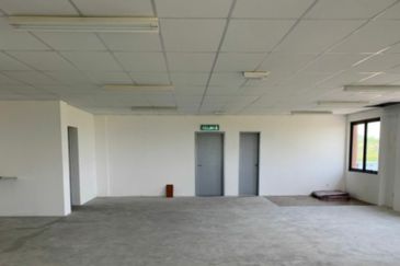 Corner shop at puchong freehold Corner shop with tenancy at Sepang Brand New For Sale!
