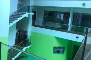 warehouse corporate enblock freehold 3.5storey Bungalow Factory at Puchong