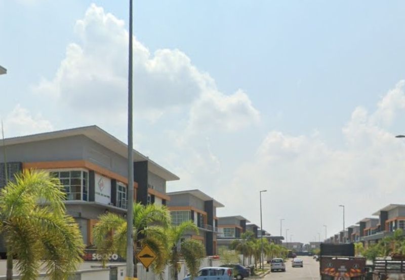 Warehouse semi d 2storey corner factory at Puchong for sale!!