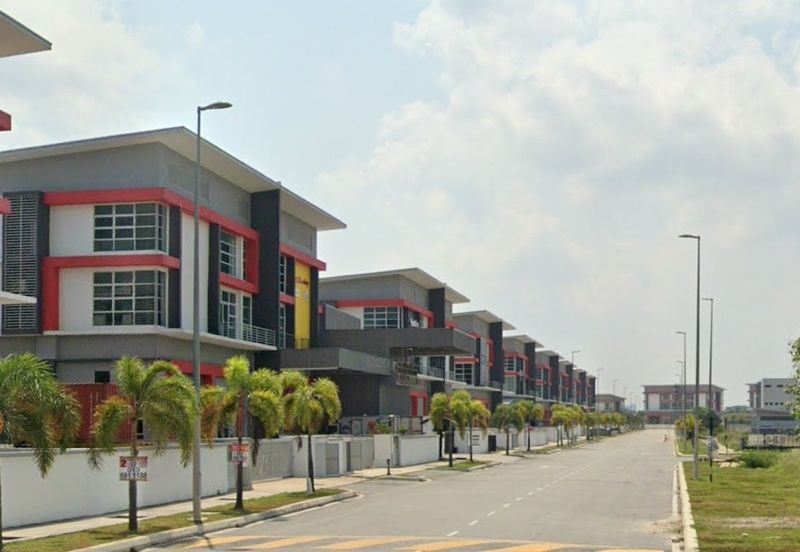 Warehouse semi d 2storey corner factory at Puchong for sale!!