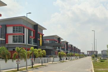 Warehouse semi d 2storey corner factory at Puchong for sale!!