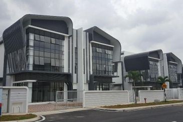 Semi d Freehold factory at Puchong for sale