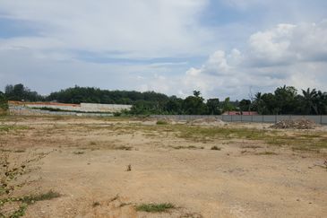 Sell under bank value Rawang Commercial land facing main road for sale
