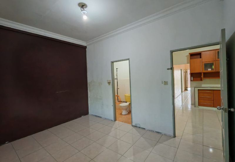 Single Storey Corner Terrace House For Sale! Located at 12th Mile