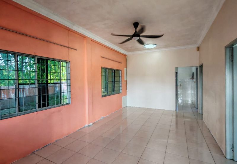 Single Storey Corner Terrace House For Sale! Located at 12th Mile