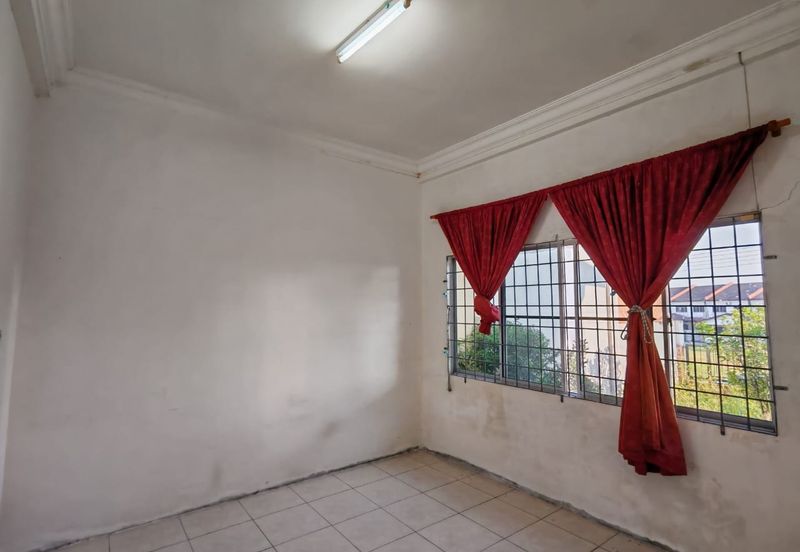 Single Storey Corner Terrace House For Sale! Located at 12th Mile