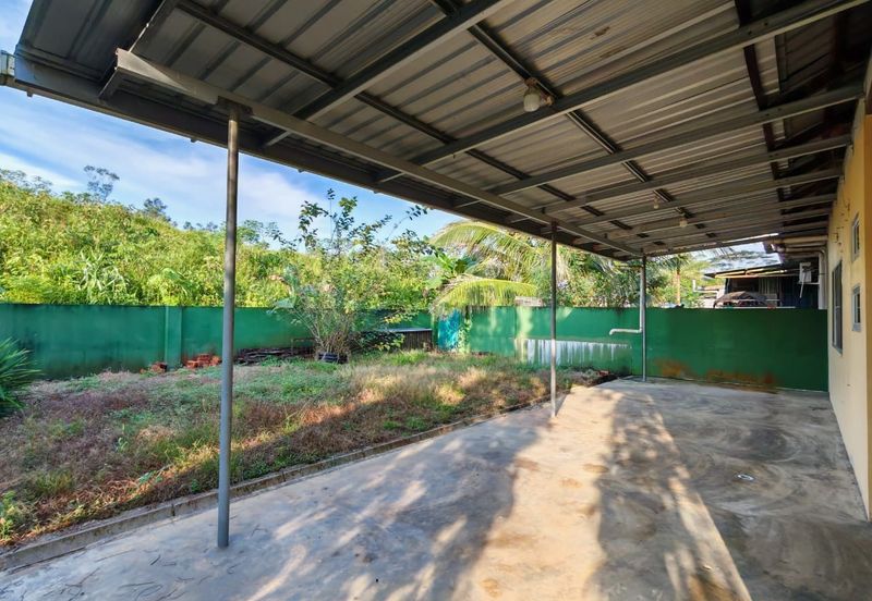 Single Storey Corner Terrace House For Sale! Located at 12th Mile