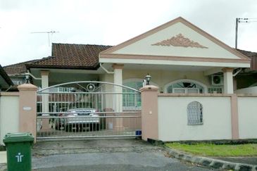 Single Storey Semi Detached House For Sale! Located at Pheonix Garden,  3rd Mile near Sunny Hill