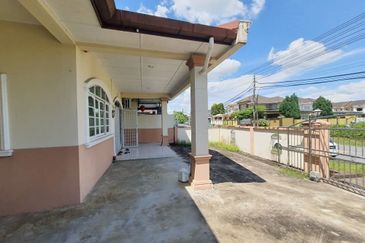 Single Storey Semi Detached House For Sale! Located at Pheonix Garden,  3rd Mile near Sunny Hill