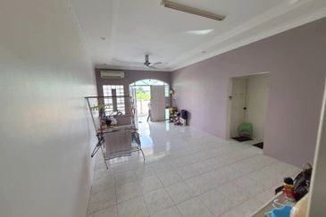 Single Storey Semi Detached House For Sale! Located at Pheonix Garden,  3rd Mile near Sunny Hill