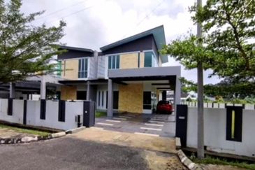 Double Storey Semi Detached For Sale Located at Jalan Sungai Tapang, nearby Kuching Airport