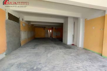 1st Floor Commercial Shoplot For RENT! Located at Stutong (opposite Public Bank)