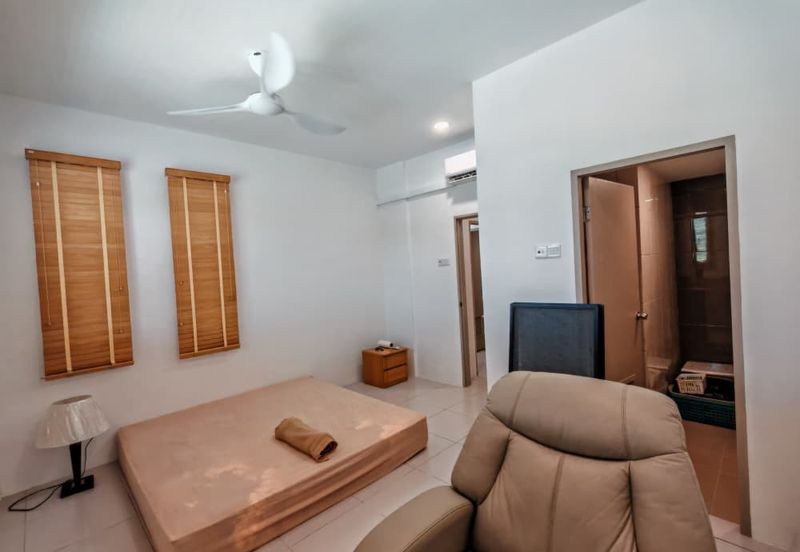 Bucida Townhouse (Lower Unit) For Sale! Located at 10th Mile