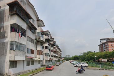Glen Court, Bandar Sungai Long