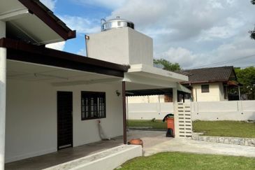 BUNGALOW IN UNIVERSITY GARDEN FOR SALE