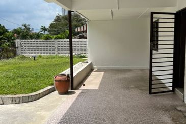 BUNGALOW IN UNIVERSITY GARDEN FOR SALE