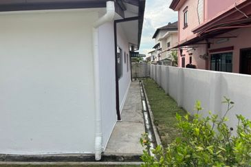 BUNGALOW IN UNIVERSITY GARDEN FOR SALE