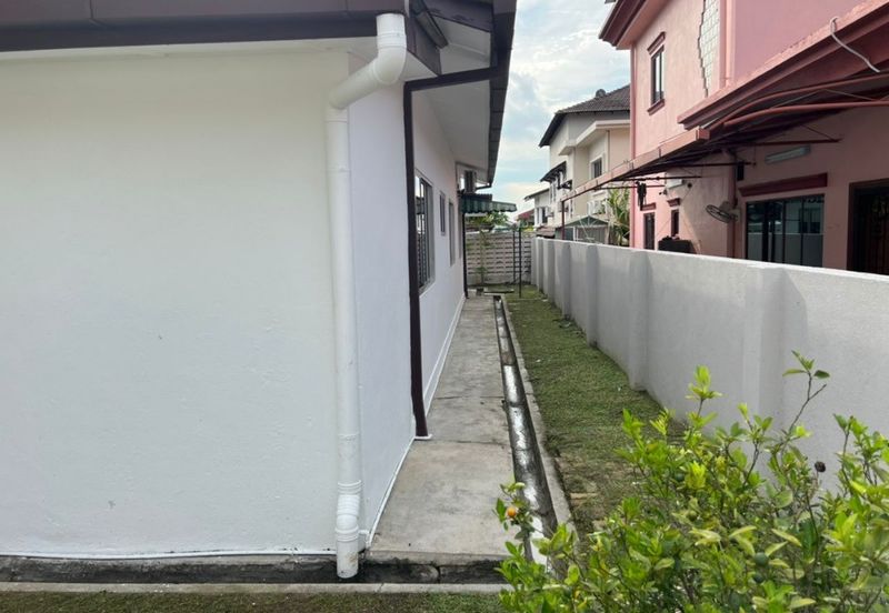 BUNGALOW IN UNIVERSITY GARDEN FOR SALE