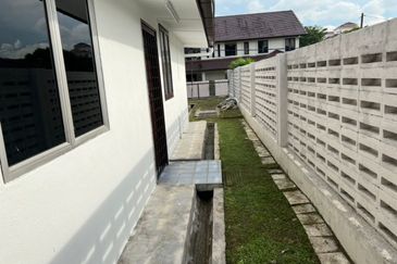 BUNGALOW IN UNIVERSITY GARDEN FOR SALE