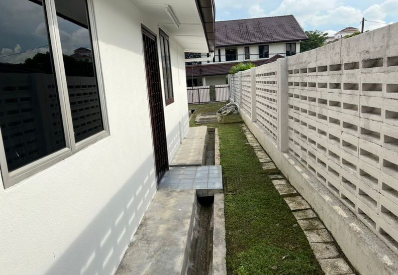 BUNGALOW IN UNIVERSITY GARDEN FOR SALE